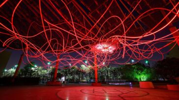 Refik Anadol’dan çok kanallı, sürükleyici enstalasyon