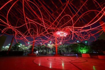 Refik Anadol’dan çok kanallı, sürükleyici enstalasyon